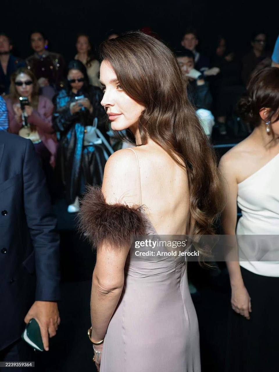 Sao hạng A 40 tuổi bỗng trẻ lại, camera hung thần cũng phải mất điện- Ảnh 1.