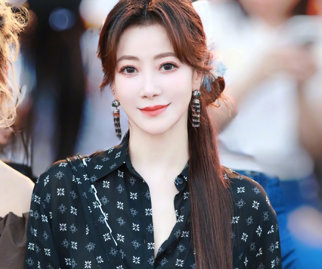 Sao nữ đã 50 vẫn đẹp nóng bỏng, tưởng sung sướng lấy "hồng hài nhi" ai ngờ chồng vừa lười vừa bẩn 1 Trần Tử Hàm là đại mỹ nữ của Cbiz 50 tuổi vẫn trẻ đẹp.