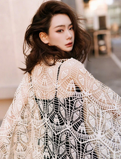 Thích Vy là một nữ nghệ sĩ đa năng của làng giải trí Hoa ngữ.