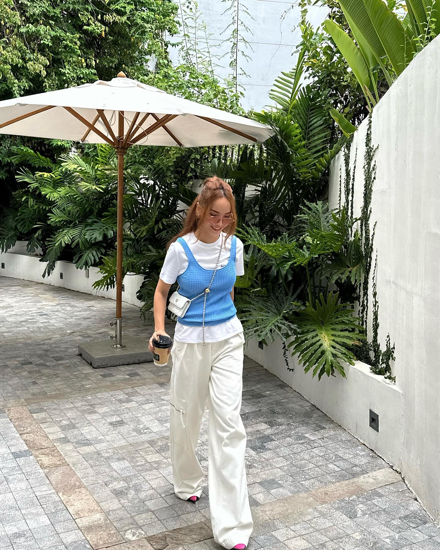 Sao phải mặc mãi đồ tối màu cho thêm "dừ", phụ nữ 40+ nên diện 10 bộ cánh sáng màu này để trẻ hơn - Ảnh 1.