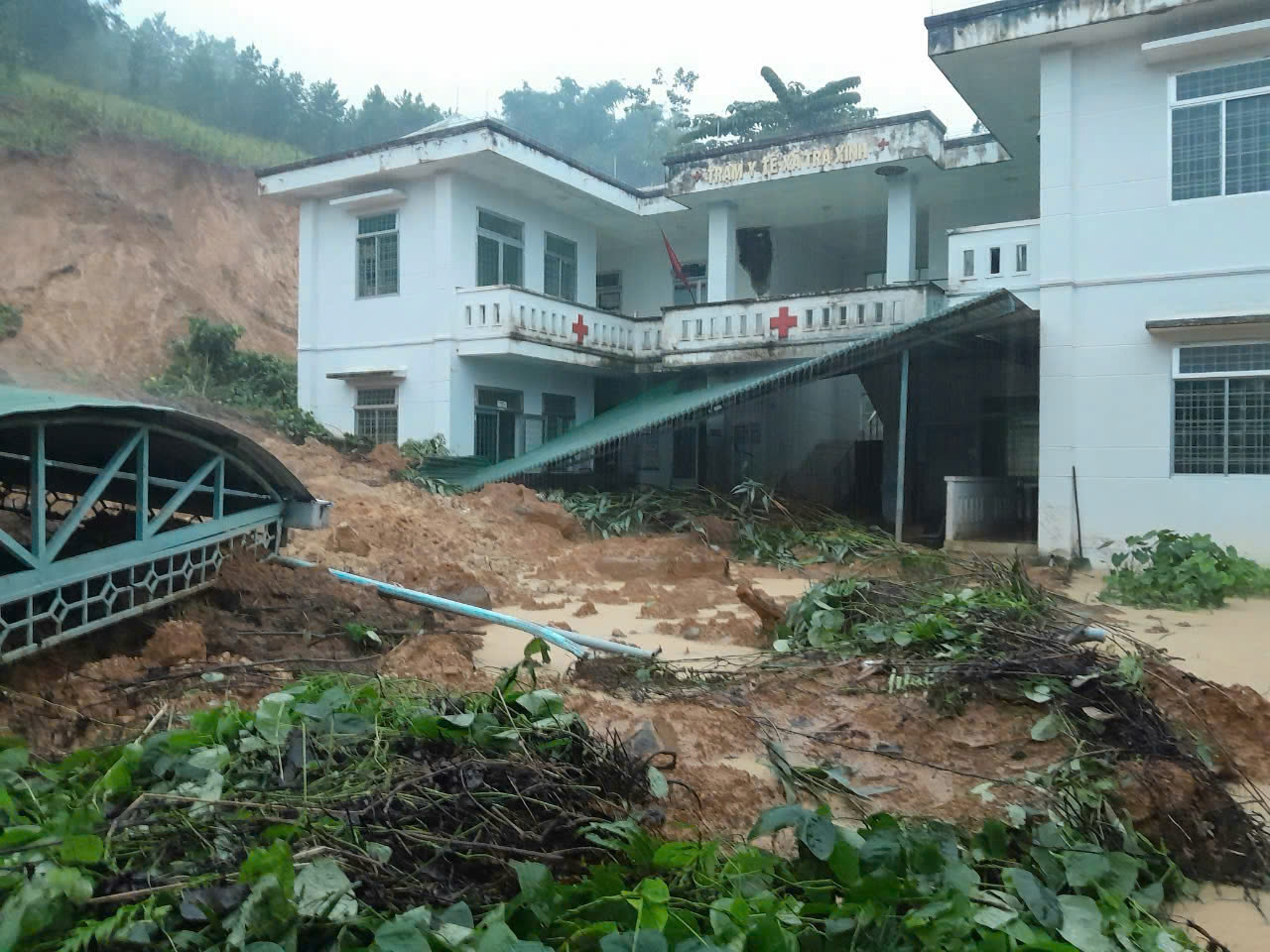 Sạt lở, núi đổ xuống trạm y tế, nhân viên trực ca đêm thoát chết trong gang tấc 1 Sạt lở, núi đổ xuống trạm y tế, nhân viên trực ca đêm thoát chết trong gang tấc - Ảnh 1.