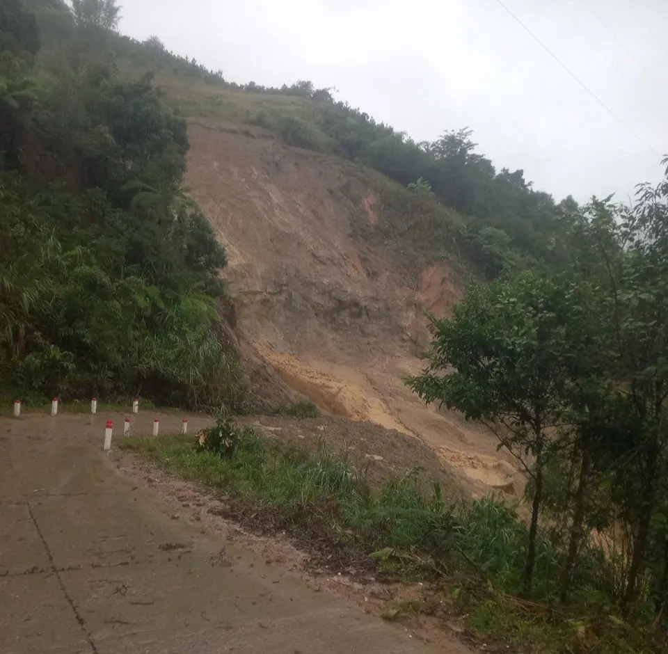 Điểm sạt lở làm gãy ngang đường bê tông. 1000013936.jpg