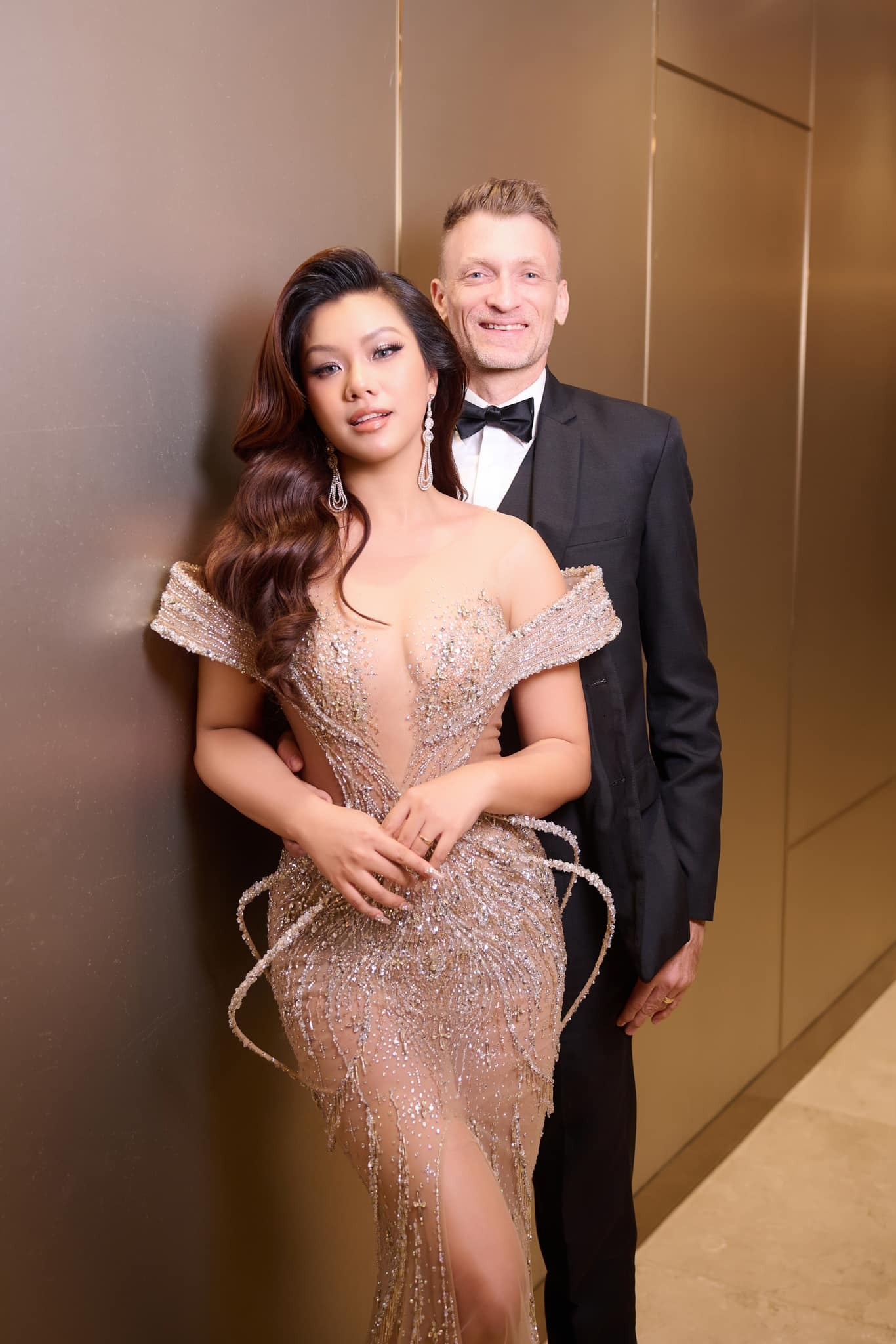 Sau 10 năm cưới, chồng Phương Vy mặc đầm giả gái gây sốc nặng- Ảnh 2.