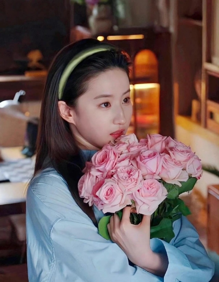 Còn nhớ khi quay phim Đi Đến Nơi Có Gió, Lưu Diệc Phi từng tạo nên cơn sốt với loạt ảnh ôm bó hoa hồng đứng bên khung cửa. Chỉ là một khoảnh khắc bình thường trên phim, chẳng hề đầu tư cầu kỳ nhưng Lưu Diệc Phi vẫn khiến nhiều cô gái muốn có bộ ảnh giống như vậy.