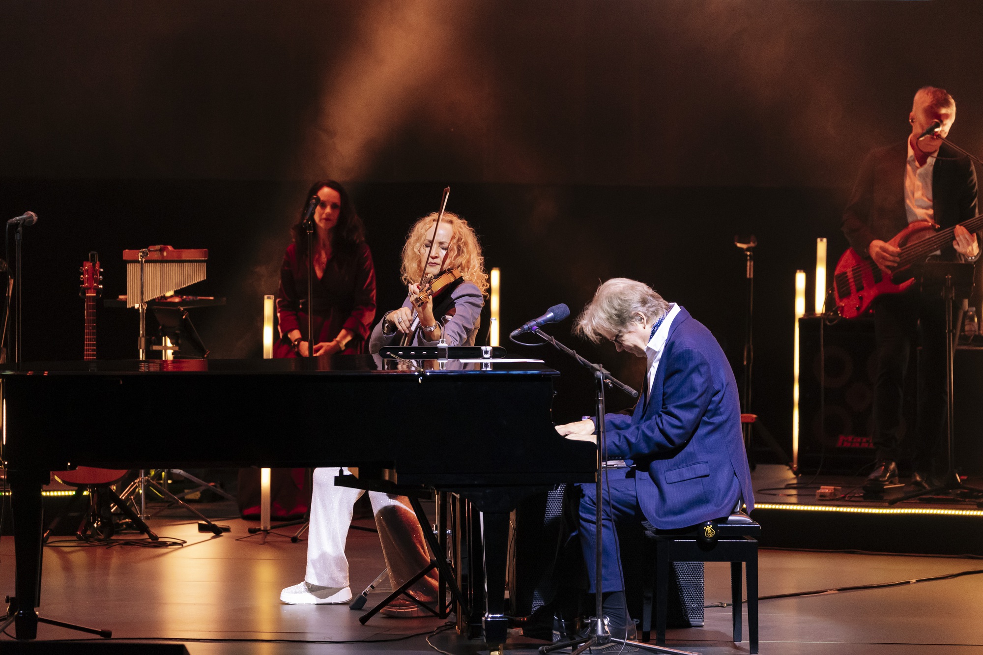 Secret Garden mang “Khu vườn bí mật” tưới mát tâm hồn 4.000 khán giả Việt Nam - Ảnh 1.