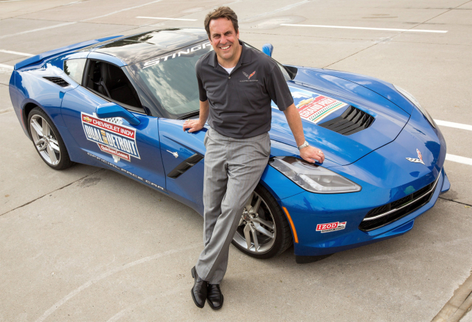 Chủ tịch GM, Mark Reuss, bên mẫu xe đua Chevrolet Corvette Stingray. Ảnh: GM