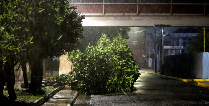 Siêu bão mạnh nhất thế giới 2025 vừa đổ bộ đã gây thương vong, dự báo những kịch bản chưa từng có tiền lệ- Ảnh 2.