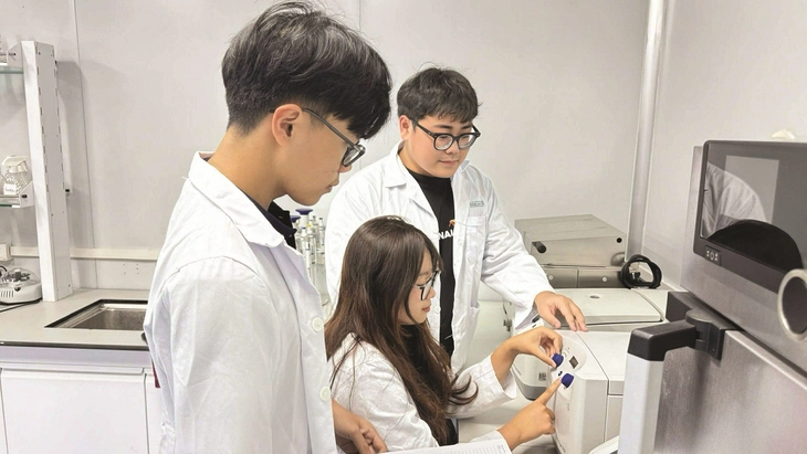 Sinh viên làm pin từ bã cà phê 1 pin - Ảnh 1.