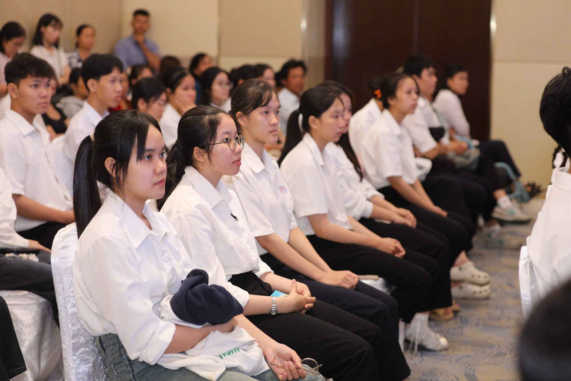 Sinh viên mồ côi làm nhà hảo tâm tiếp sức cho sinh viên Huế mồ côi - Ảnh 1.