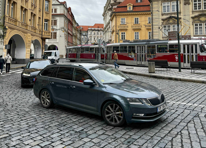 Một chiếc Skoda lăn bánh trên đường phố Prague lát đá, nơi ôtô và tàu điện đi chung. Ảnh: Đức Huy