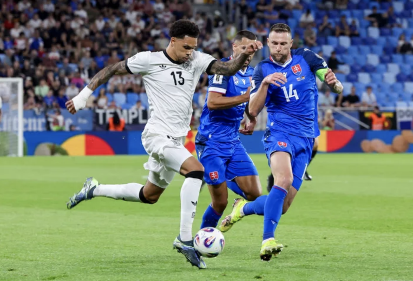 Địa chấn ở Bratislava, Slovakia quật ngã tuyển Đức vòng loại World Cup - Ảnh 1.