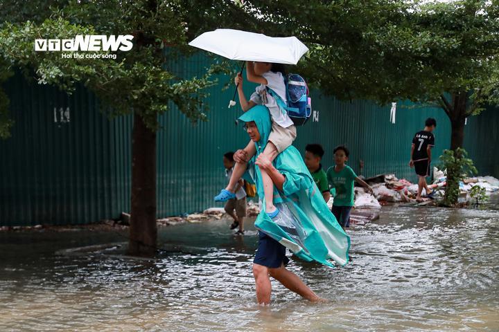 Sở GD&ĐT Hà Nội cho nghỉ học sau mưa lớn, nhiều phụ huynh than 'quá muộn'- Ảnh 2.