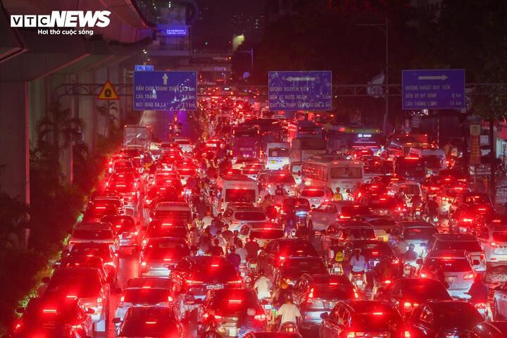 Sở GD&ĐT Hà Nội cho nghỉ học sau mưa lớn, nhiều phụ huynh than 'quá muộn'- Ảnh 1.