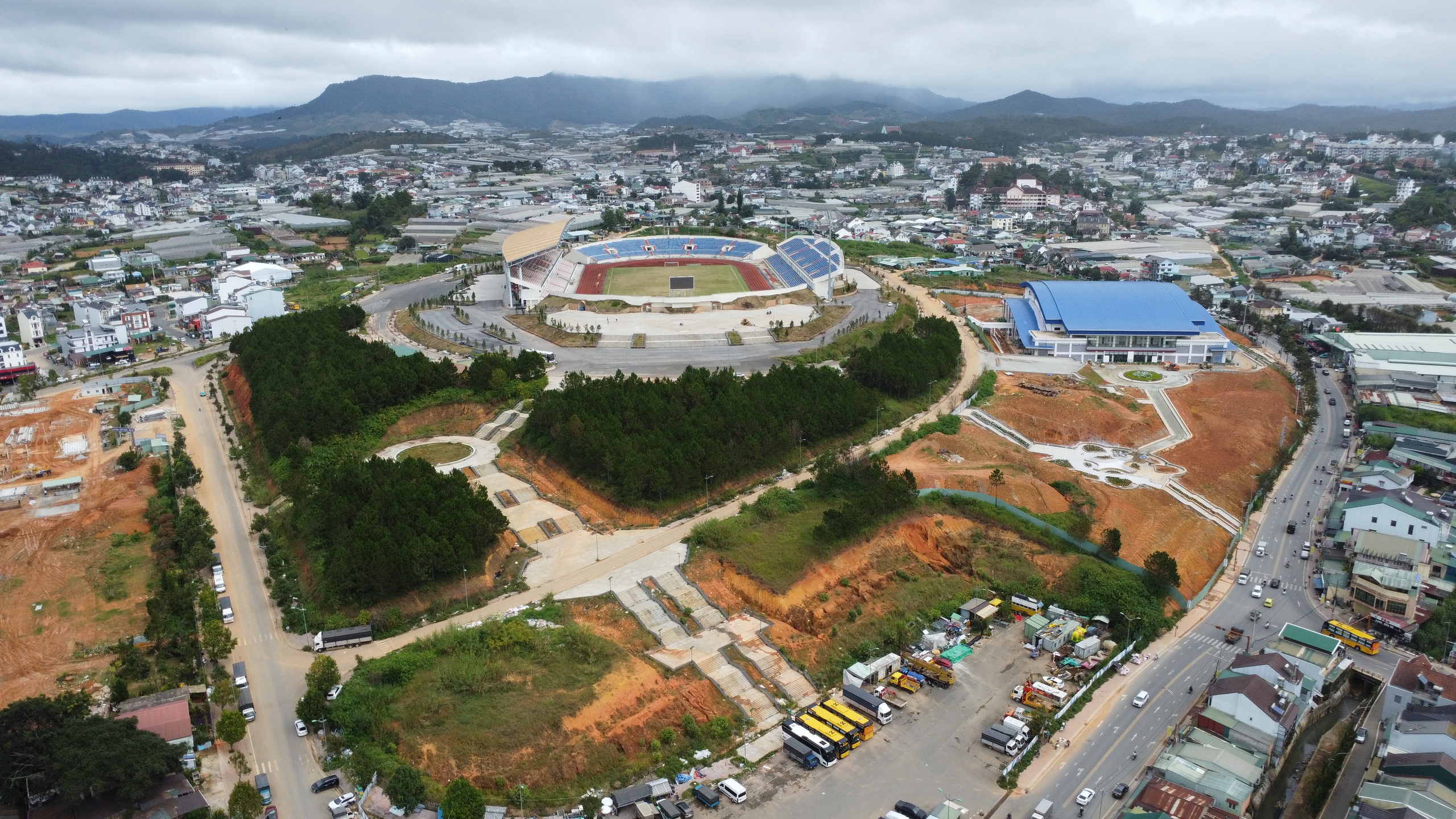 Sân Đà Lạt hàng trăm tỉ đồng chưa nghiệm thu, đã xuống cấp: Sở tiết lộ lý do bất ngờ - Ảnh 1.