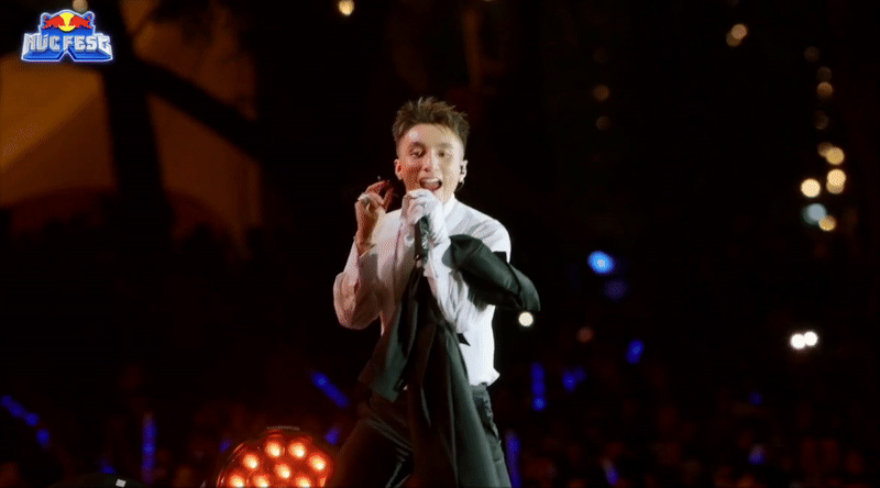 Sơn Tùng cởi 2 lớp áo tặng fan đi ngâm rượu, khán giả xin nốt chiếc quần cho đủ bộ- Ảnh 6.