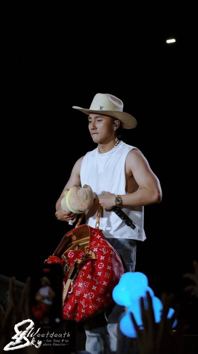 Sơn Tùng cởi 2 lớp áo tặng fan đi ngâm rượu, khán giả xin nốt chiếc quần cho đủ bộ- Ảnh 9.