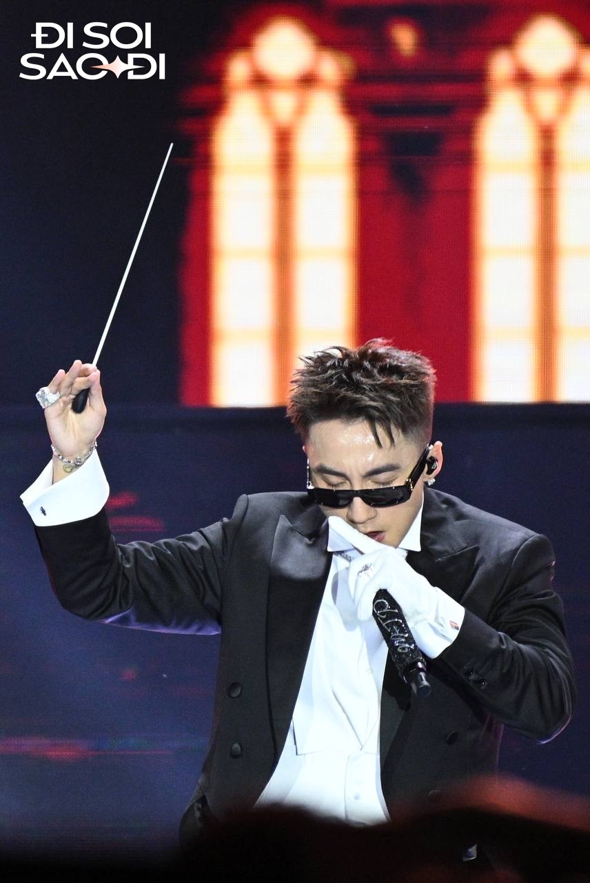 Sơn Tùng cởi 2 lớp áo tặng fan đi ngâm rượu, khán giả xin nốt chiếc quần cho đủ bộ- Ảnh 1.