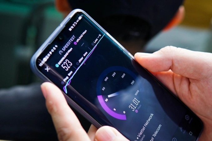 Một người dùng đang mở ứng dụng Speedtest trên điện thoại để đo tốc độ mạng. Ảnh: Lưu Quý