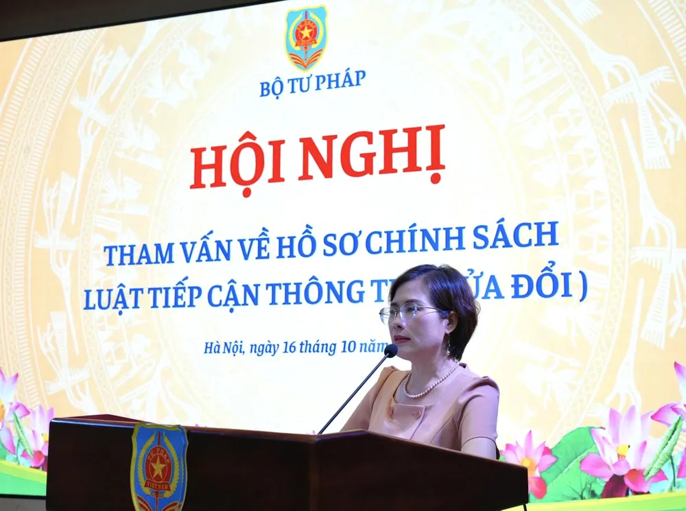 TS Nguyễn Thị Hạnh, Vụ trưởng Vụ Pháp luật hình sự - hành chính (Bộ Tư pháp), phát biểu tại hội nghị. Ảnh: BTP tiếp cận thông tin 2.jpg