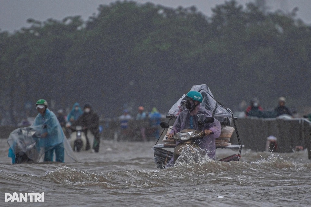 Sửa xe máy mùa mưa bão được ví như “vua của mọi nghề” - 1