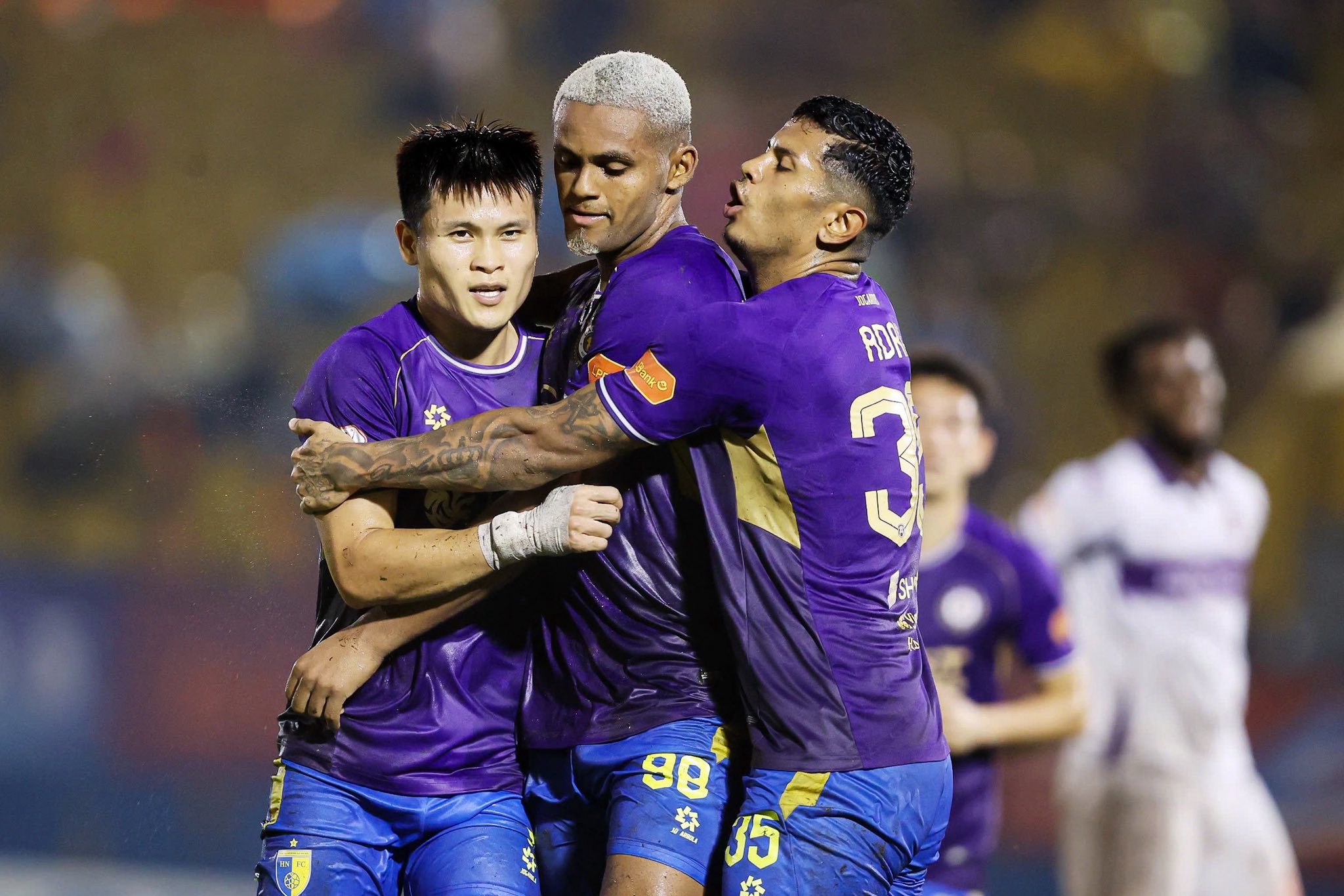 Sút hỏng phạt đền 11m, CLB Becamex TP HCM 