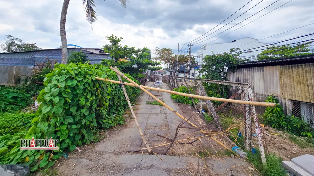 Ngày 21-5, một xe ben chở vật liệu xây dựng đang lưu thông qua cầu Bà Lễ thì cầu bị sập. Ảnh: CHÂU ANH Ngày 21-5, một xe ben chở vật liệu xây dựng đang lưu thông qua cầu Bà Lễ thì cầu bị sập. Ảnh: CHÂU ANH