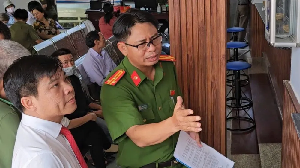 Thượng tá Trần Văn Hoài, Trưởng Công an xã Hồ Tràm giới thiệu hoạt động tại bộ phận một cửa. Ảnh: NT