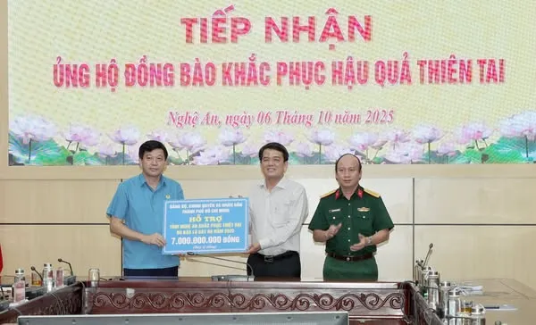 Ông Bùi Thanh Nhân, Ủy viên Ban Thường vụ Thành ủy, Phó Chủ tịch Ủy ban MTTQ Việt Nam TP.HCM, Chủ tịch Liên đoàn Lao động TP.HCM trao 7 tỷ đồng của Đảng bộ, Chính quyền và nhân dân TP.HCM đến người dân tỉnh Nghệ An. khắc phục hậu quả bão (2).jpg
