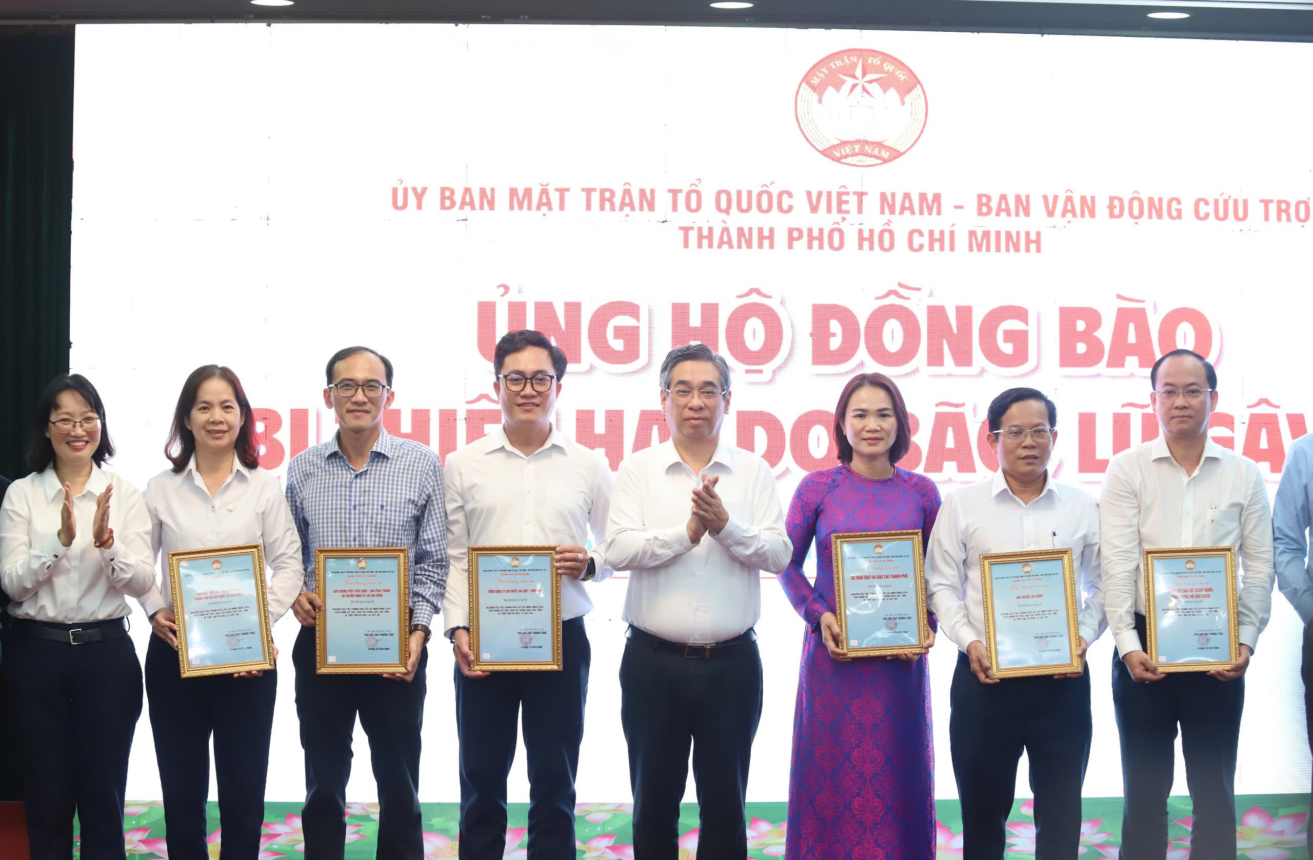 TP.HCM phát động ủng hộ đồng bào bị thiệt hại bởi bão số 10 1 TP.HCM phát động ủng hộ đồng bào bị thiệt hại bởi bão số 10 - Ảnh 1.