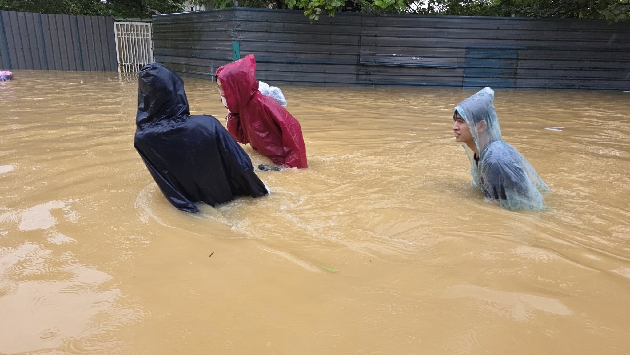 TP.Huế nhiều người bị nước cuốn trôi mất tích- Ảnh 2.