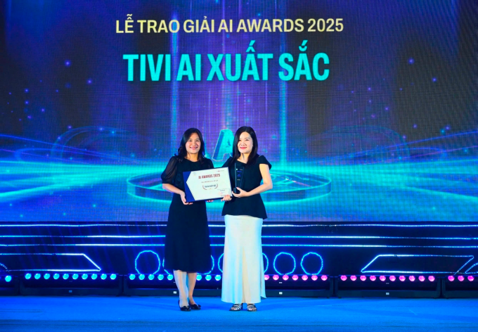 Bà Nguyễn Hạnh Linh - Giám đốc Truyền thông và Marketing, LG Electronics Việt Nam đại diện nhận giải TV AI xuất sắc dành cho siêu phẩm OLED evo AI G5. Ảnh: LG