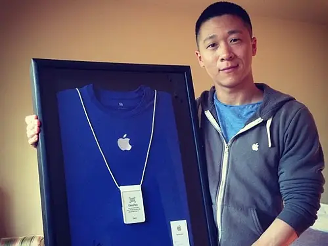 Sam Struan cùng bộ áo quần và thẻ nhân viên Apple được mang đấu giá năm 2014. Ảnh: X/Sam Struan