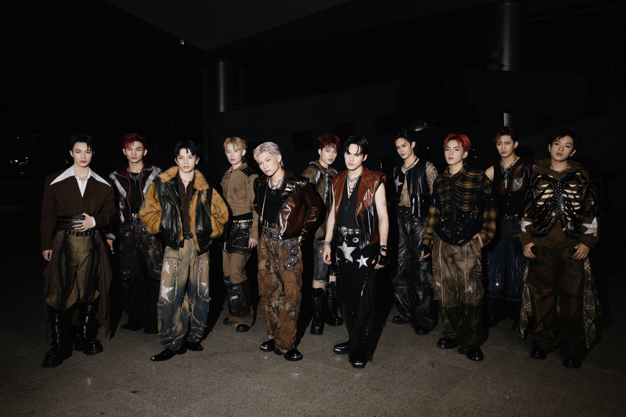 Nhóm tân binh Việt training 100 ngày bùng nổ visual, tung MV như idol quốc tế nhưng lyrics loạn xạ thế này?- Ảnh 1.