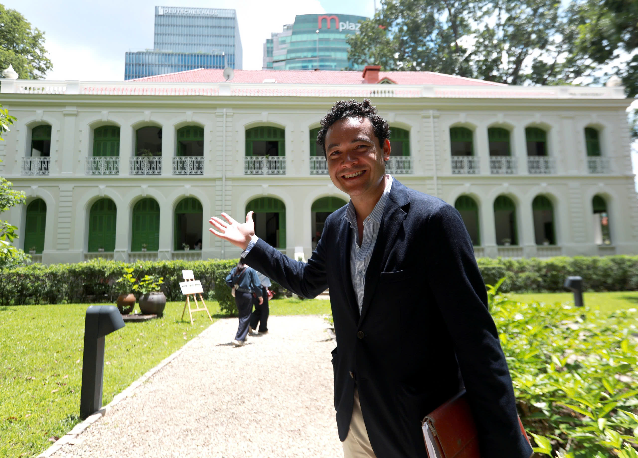 Tân Tổng lãnh sự Pháp tại TP.HCM mang làn gió mới đến Dinh thự Pháp 1 Tân tổng lãnh sự Pháp tại TP.HCM mang làn gió mới đến Dinh thự Pháp - Ảnh 1.