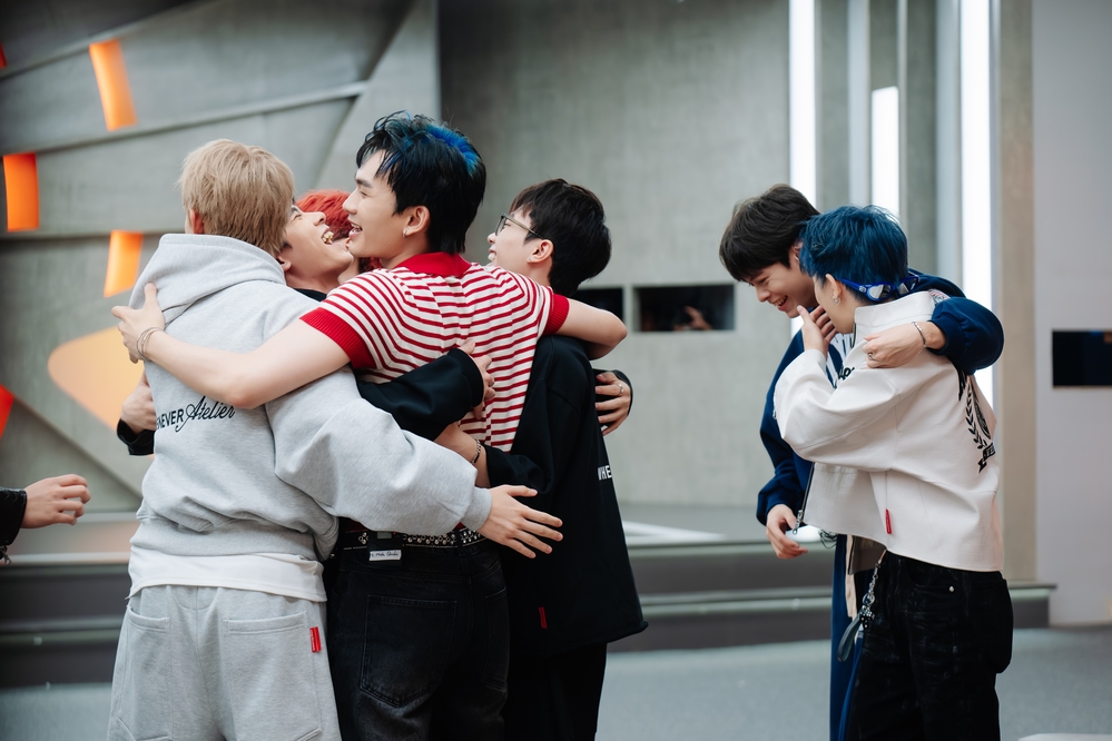  
Các thí sinh vỡ oà khi trở thành Top 11 tân binh xuất sắc nhất.