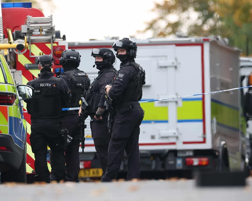 Cảnh sát vũ trang tại Manchester. Ảnh: Adam Vaughan/EPA giáo đường Do Thái .jpg