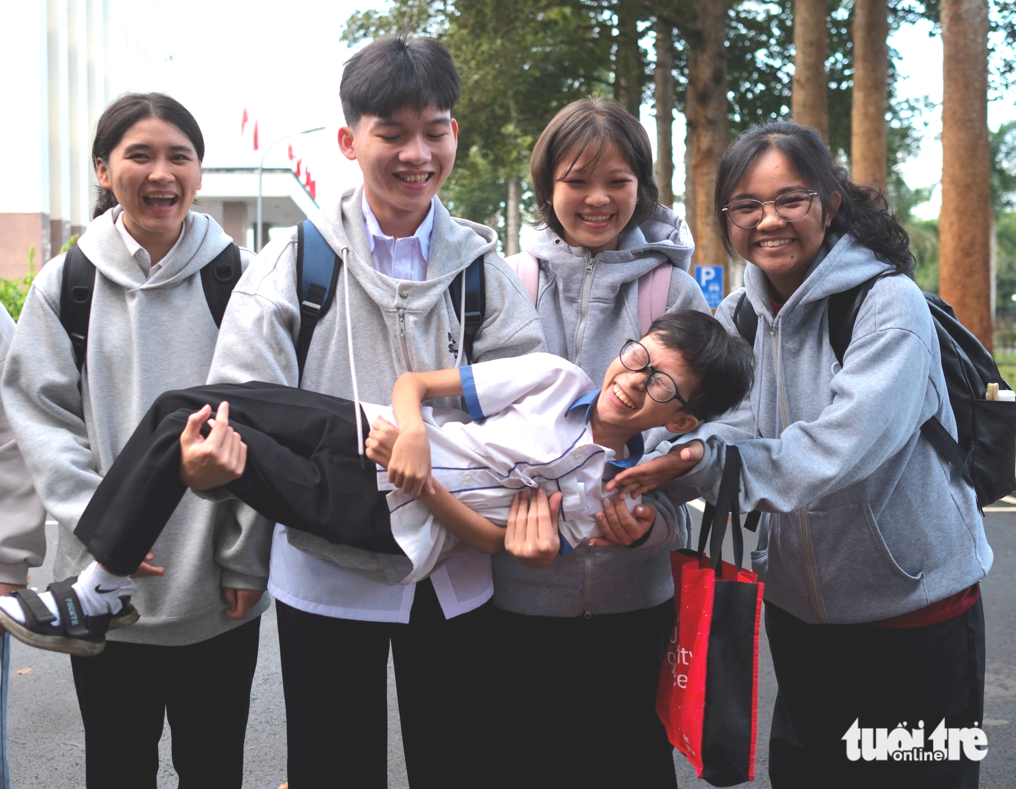 Tân sinh viên Sư phạm kỹ thuật chưa từng thấy cha, làm thêm 3 việc: Học bổng làm tôi thấy hạnh phúc - Ảnh 1. Tiếp sức đến trường - Ảnh 1.