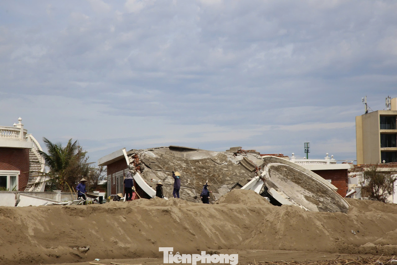 Tận thấy khu du lịch có hàng chục căn villa 'rách nát' do bão- Ảnh 1.