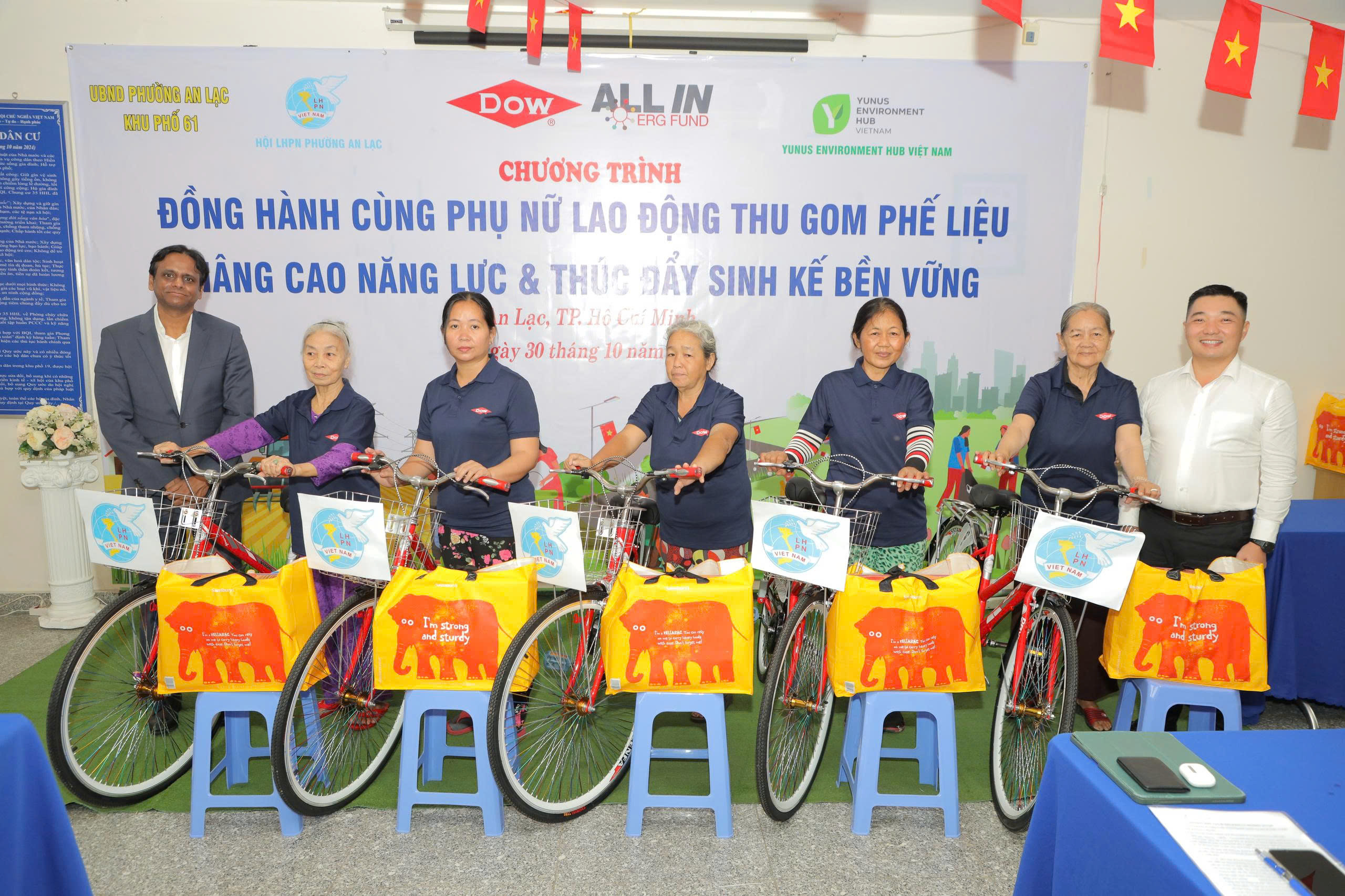 Tặng 100 xe đạp cho người thu gom ve chai phường An Lạc, lực lượng chính trong phân loại rác - Ảnh 1.