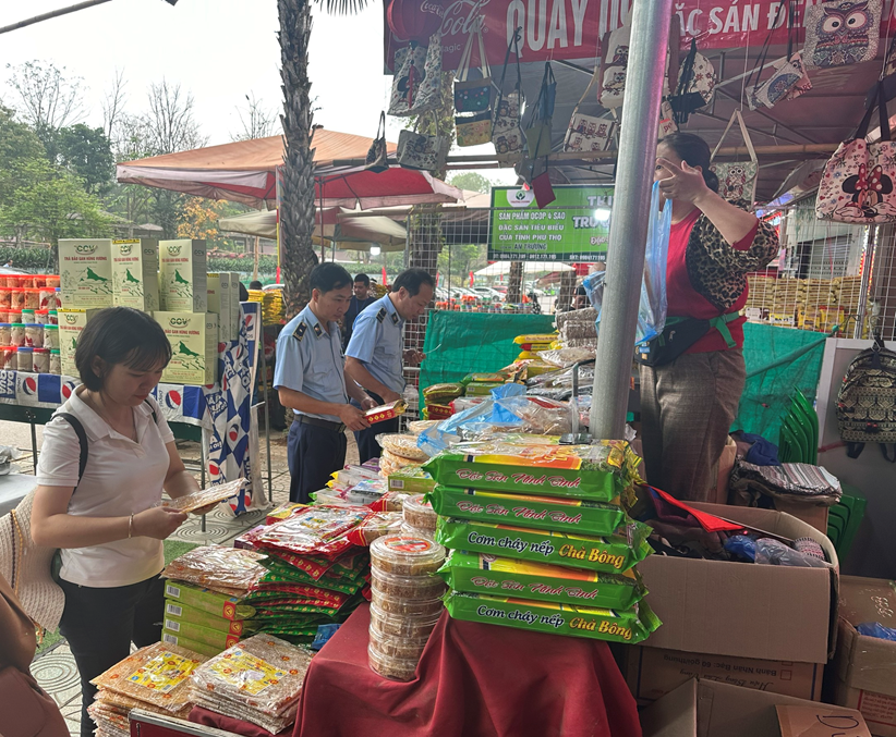 Tăng cường chống hàng giả, chặt chém du khách tại Đền Hùng - Ảnh 1. Tăng cường chống hàng giả, chặt chém du khách tại Đền Hùng - Ảnh 1.