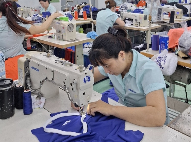 Tăng lương để giữ chân người lao động - Ảnh 1.