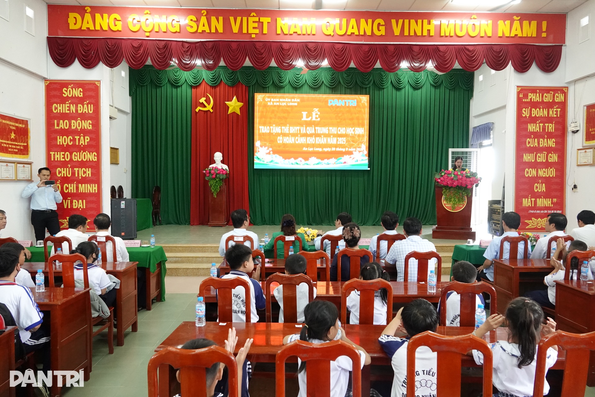 Tặng thẻ Bảo hiểm y tế và quà Trung thu đến học sinh khó khăn tỉnh Tây Ninh - 1 Tặng thẻ Bảo hiểm y tế và quà Trung thu đến học sinh khó khăn tỉnh Tây Ninh - 1