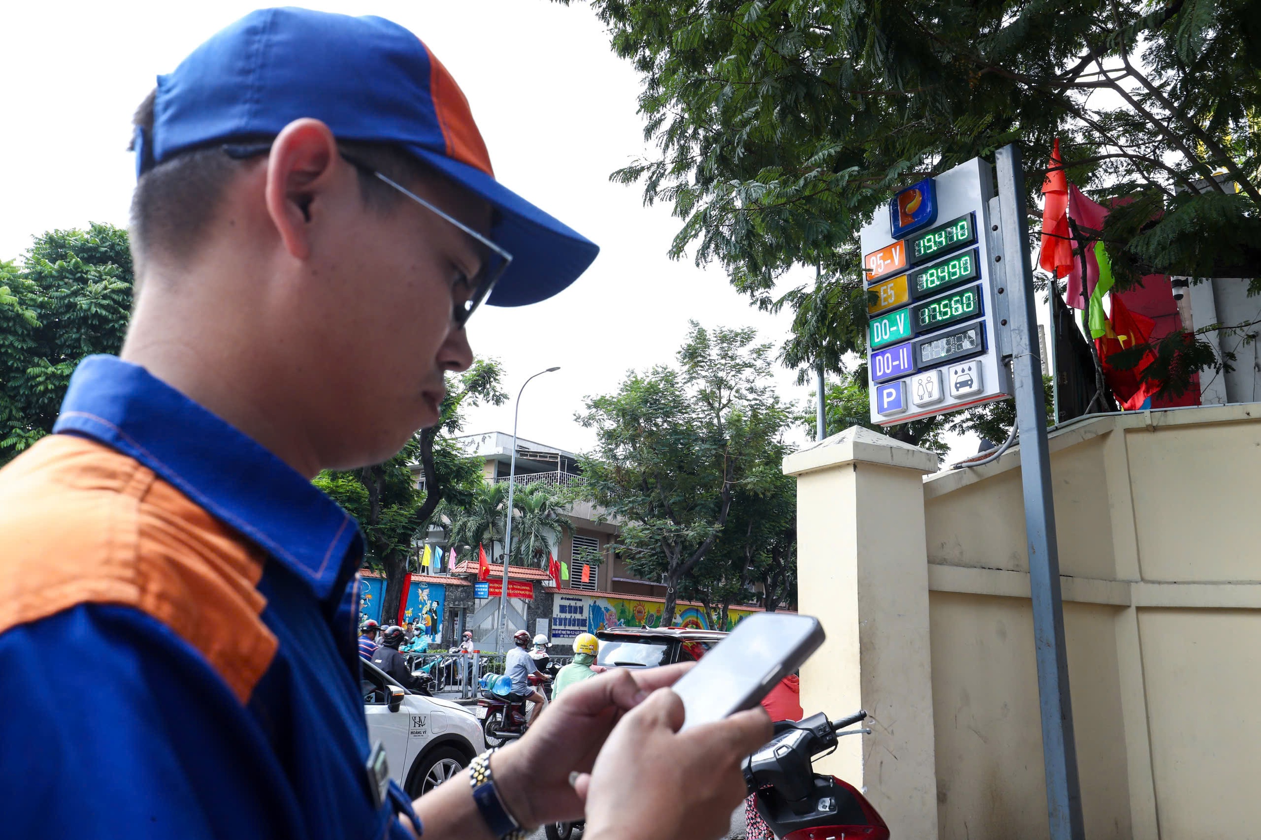 Giá xăng dầu hôm nay 24.10.2025: Tăng vọt vì Mỹ áp lệnh trừng phạt với dầu Nga- Ảnh 1.