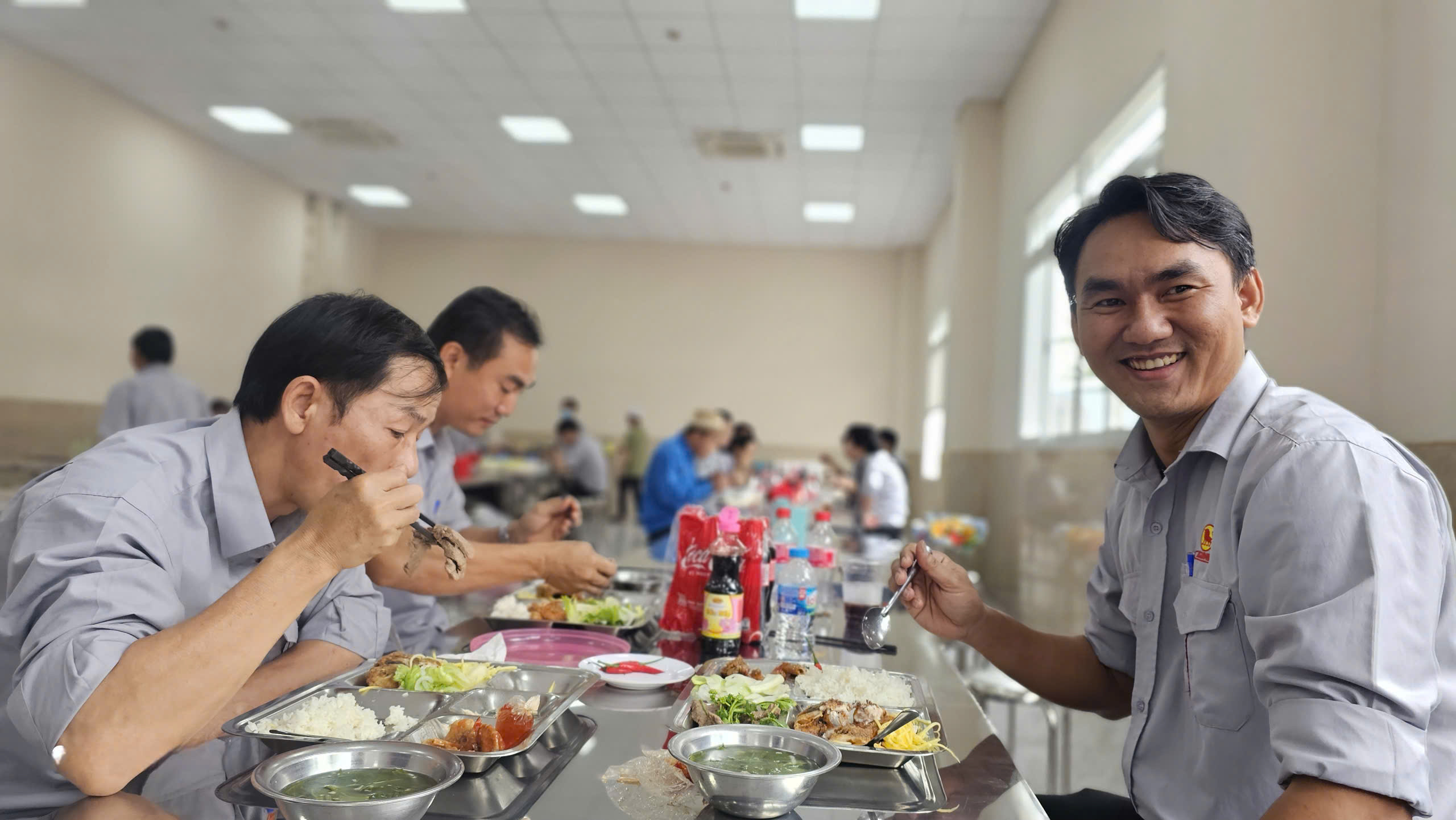 Tạo môi trường làm việc gắn kết - Ảnh 1.