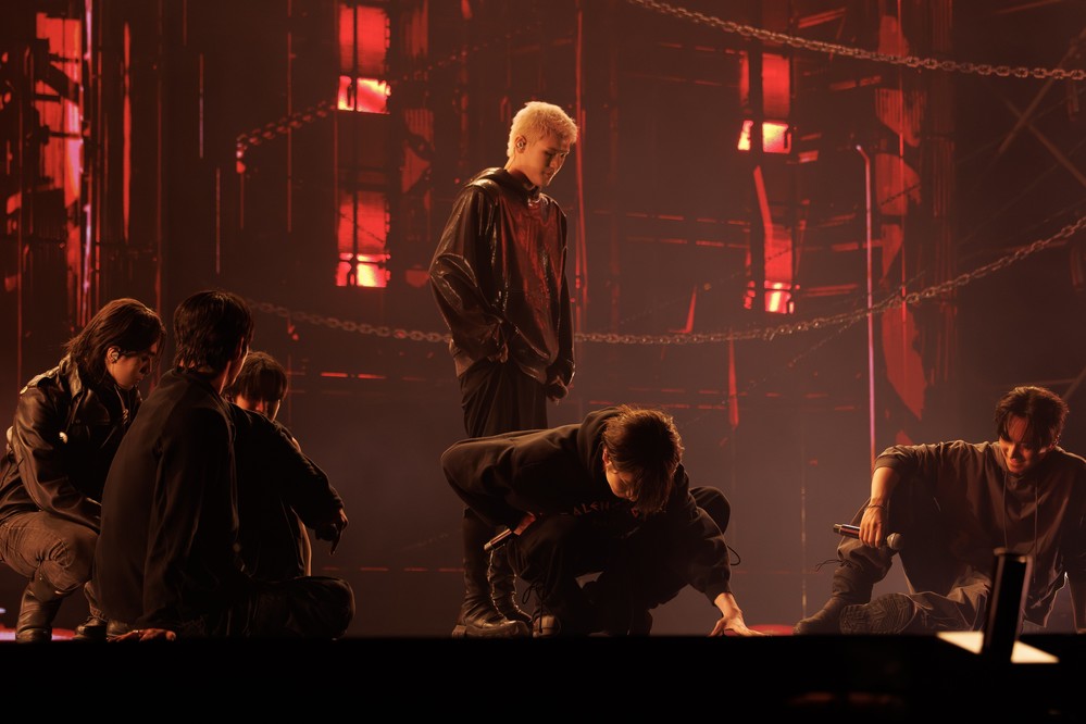  
JUSTB với cú hit kép "Damage" và "Get away".