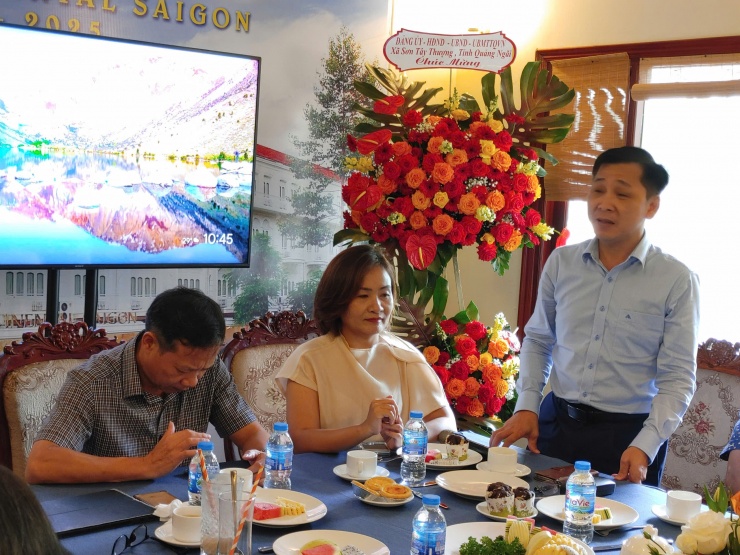 Ông Trần Hoài Thu, Bí thư Đảng ủy xã Sơn Tây Thượng, phát biểu tại lễ ký kết.