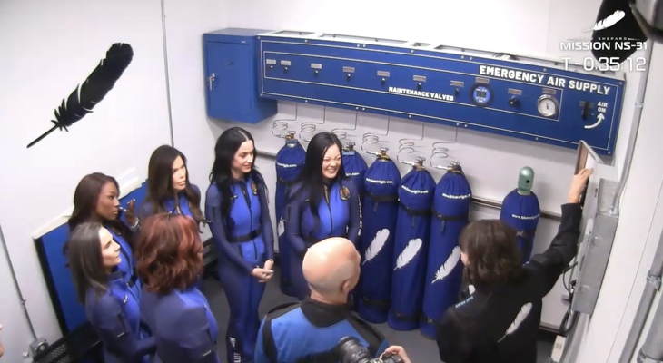 Tàu New Shepard đã đưa nữ phi hành gia gốc Việt đầu tiên bay vào vũ trụ thành công - Ảnh 1.