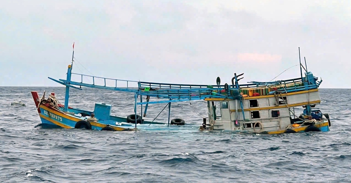 Tàu cá có 11 ngư dân bị tàu hàng tông chìm ngoài khơi, thuyền trưởng mất tích- Ảnh 1. Tàu cá có 11 ngư dân bị tàu nước ngoài tông chìm ngoài khơi, thuyền trưởng mất tích - Ảnh 1.
