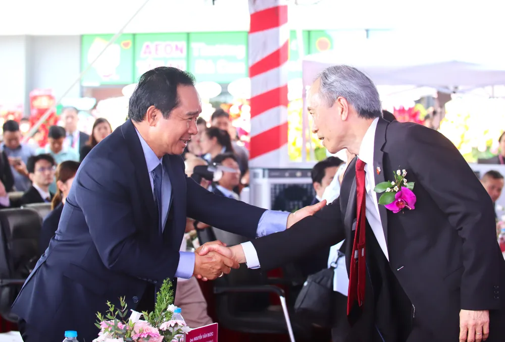 Ông Nguyễn Văn Được, Chủ tịch UBND TP.HCM và ông Ono Masuo Tổng lãnh sự quán Nhật Bản tại TPHCM bắt tay chào nhau tại buổi lễ khai trương. Ảnh: HUỲNH DU Aeon Tân An 5.JPG