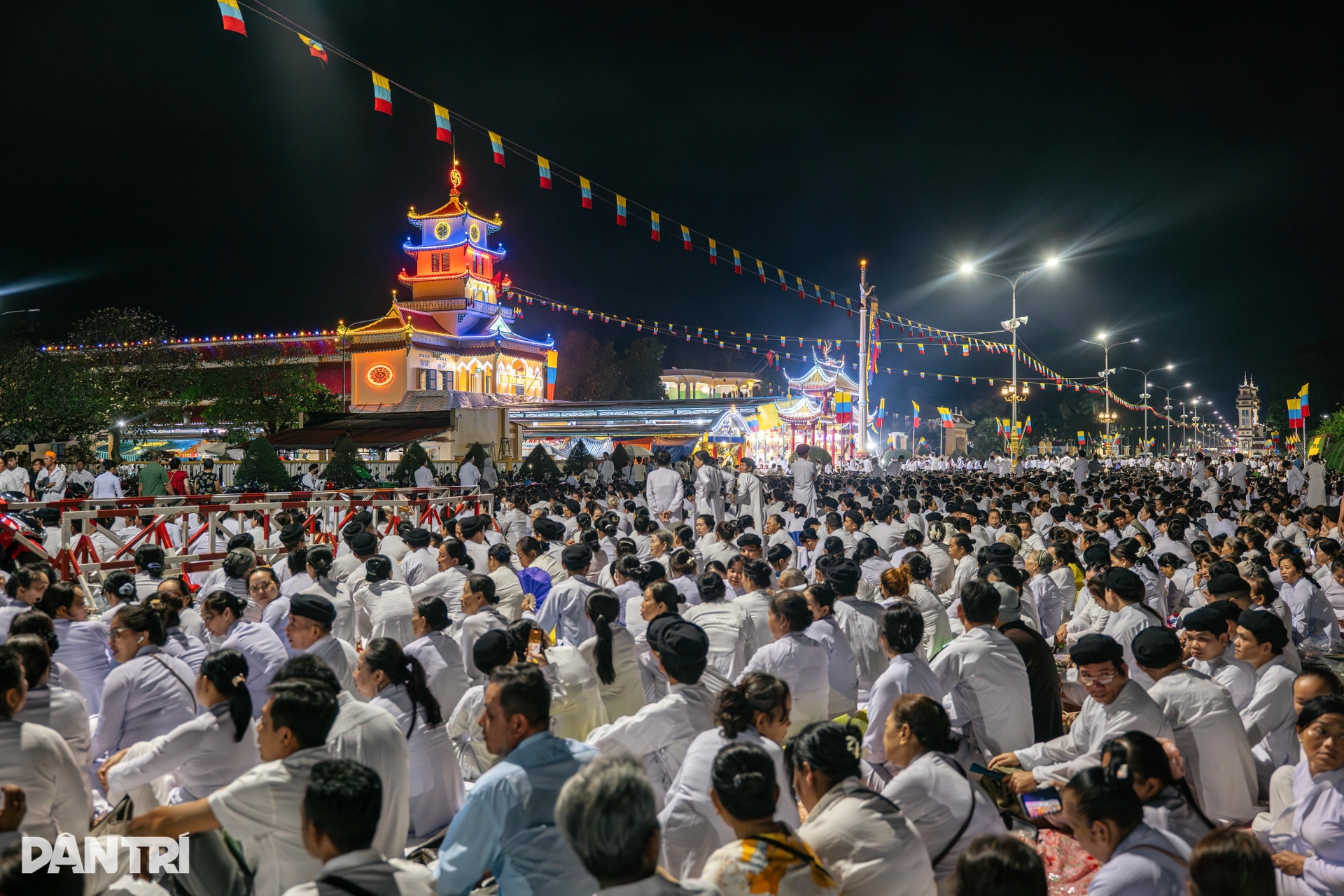Tây Ninh rực sáng đêm Đại lễ Hội Yến Diêu Trì Cung 2025 - 1